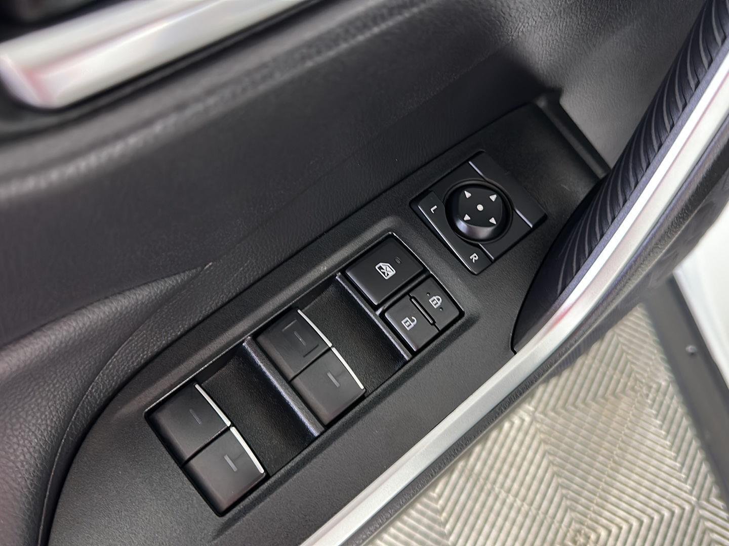 Used 2025 Ice Cap Toyota XLE image 7
