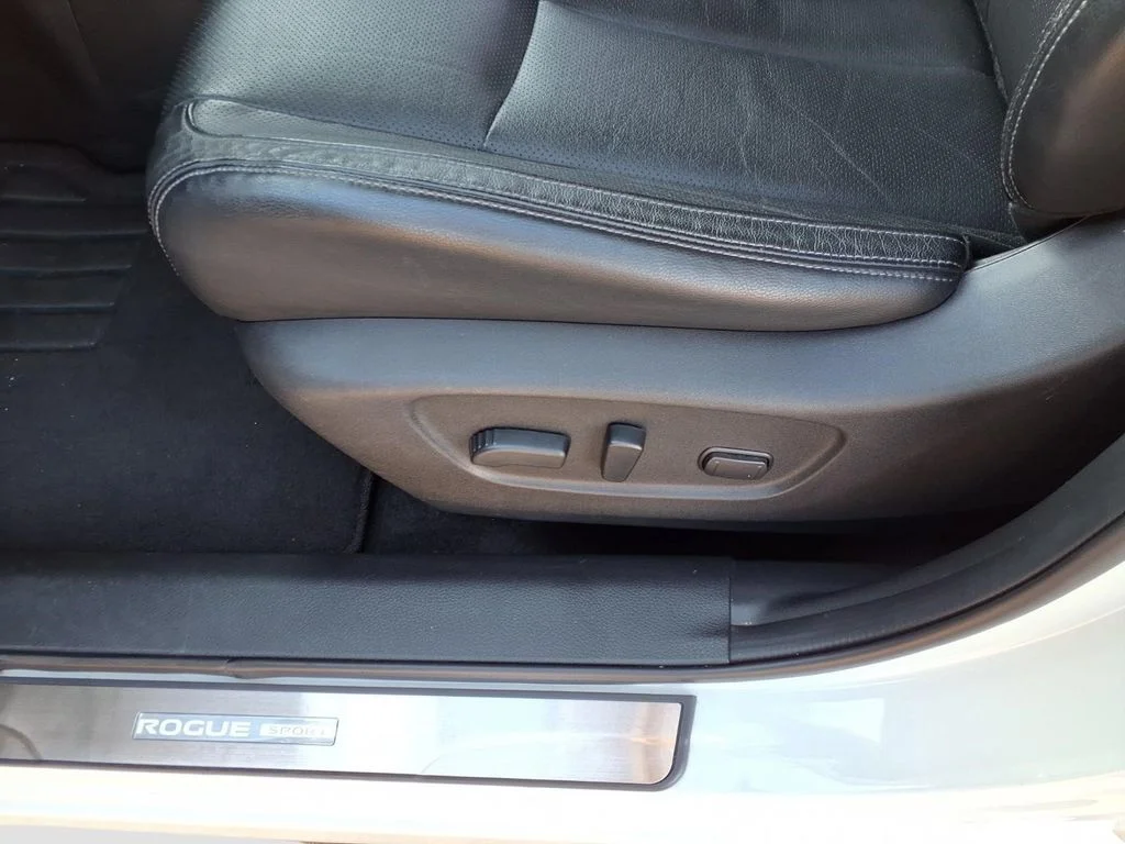 Used 2017 White Nissan SL image 23
