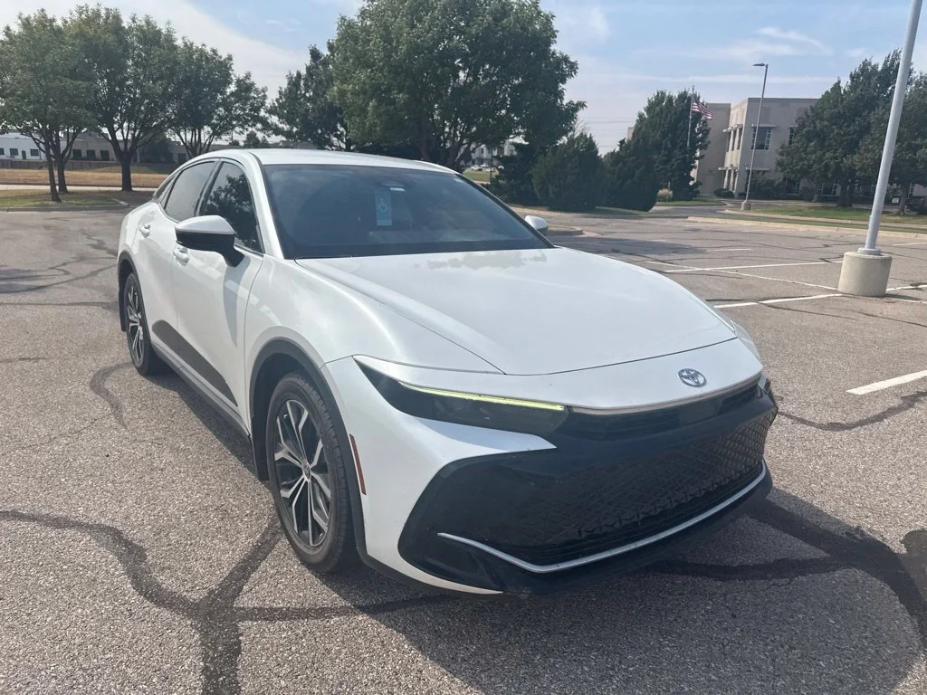 Used 2023  Toyota XLE image 3