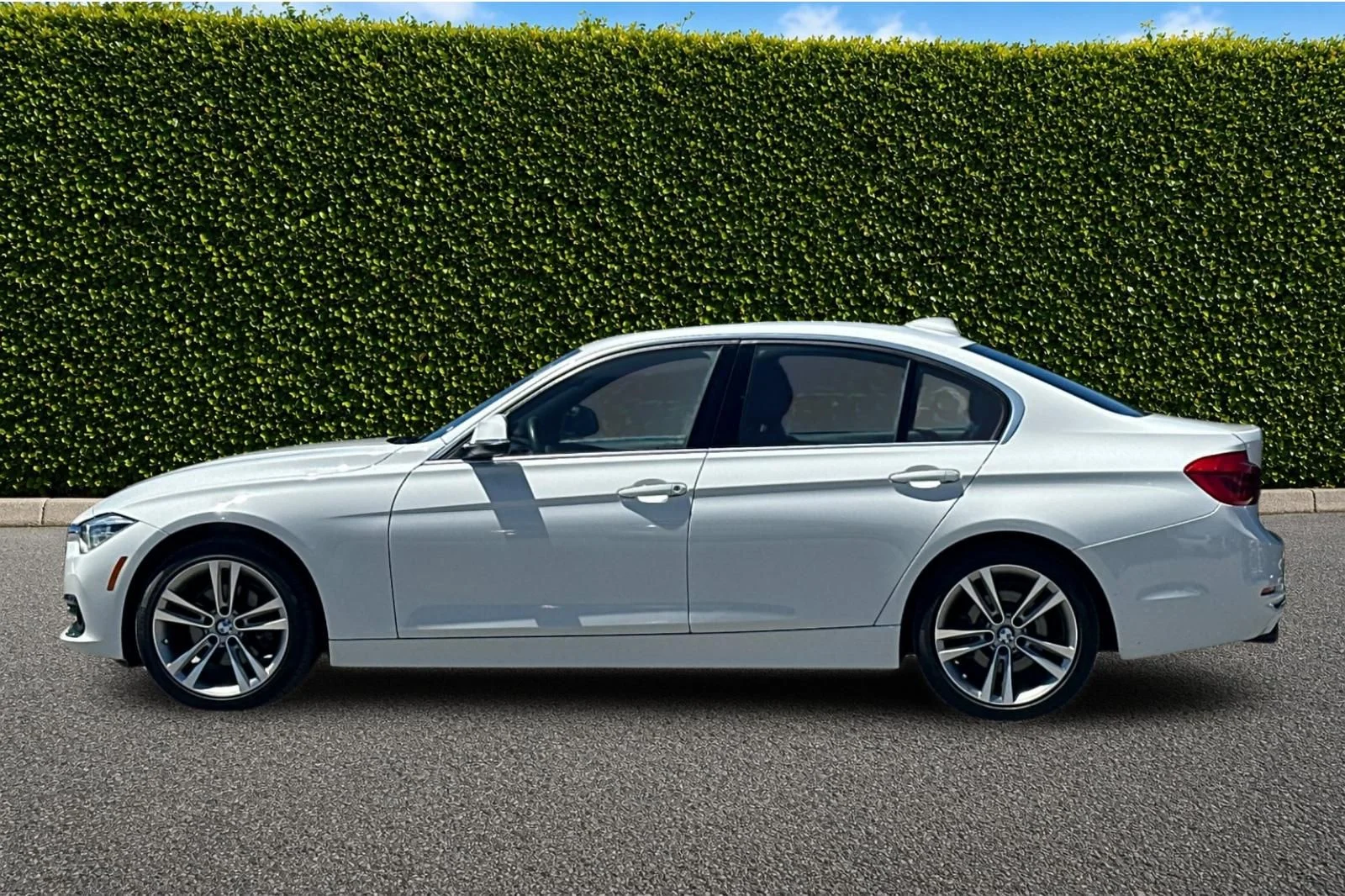 Used 2018 White BMW 330i image 7