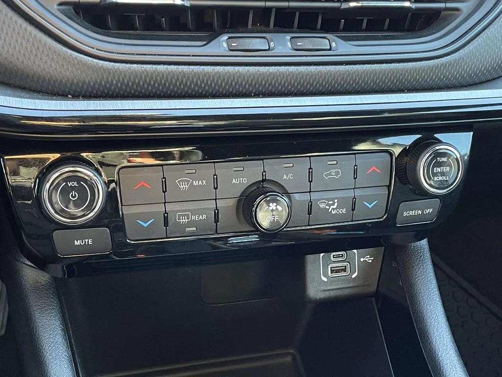 Used 2024 Silver Zynith Metallic Clearcoat Jeep Trailhawk image 20