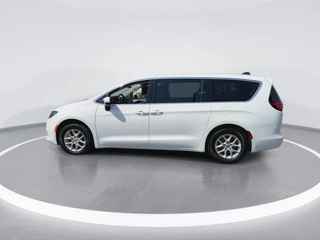Used 2021 White Chrysler L image 6