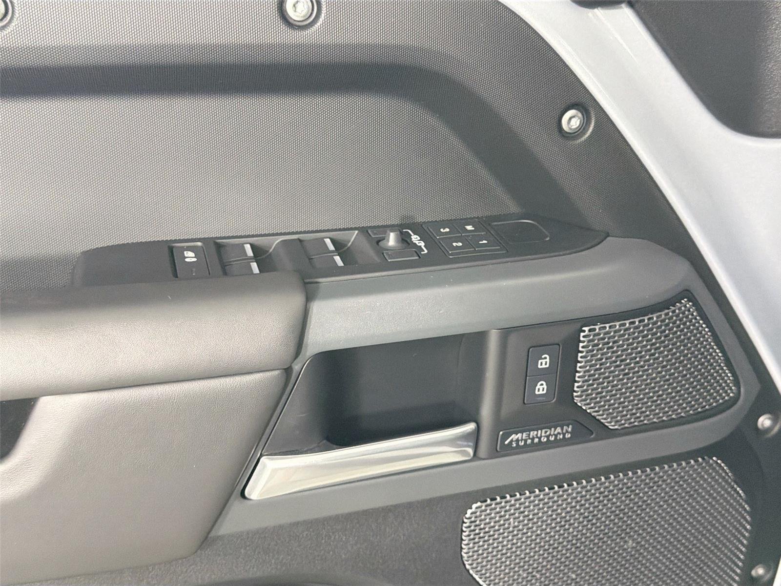 Used 2024 Hakuba Silver Land Rover X-Dynamic SE image 17