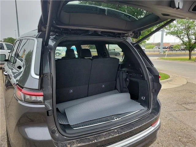 Used 2025 Gray Jeep Summit Reserve 4x4 image 8