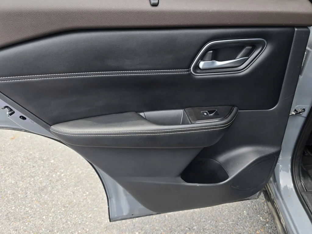 Used 2021 Gray Nissan SL image 13