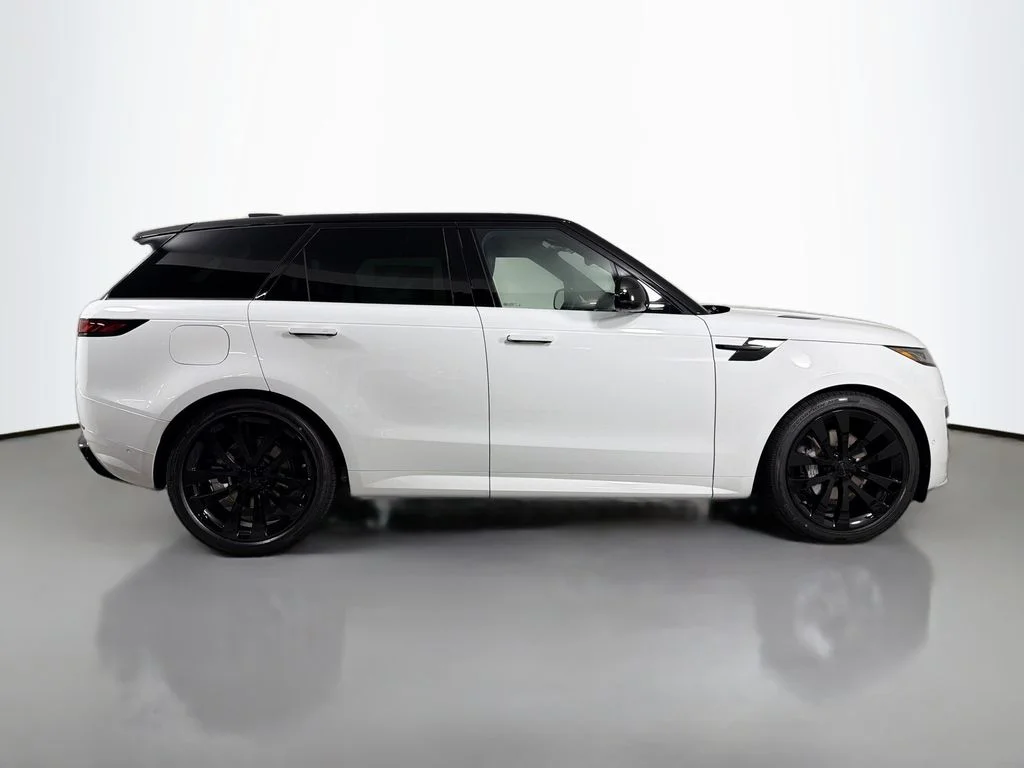 New 2026 Fuji White Land Rover Dynamic SE image 4