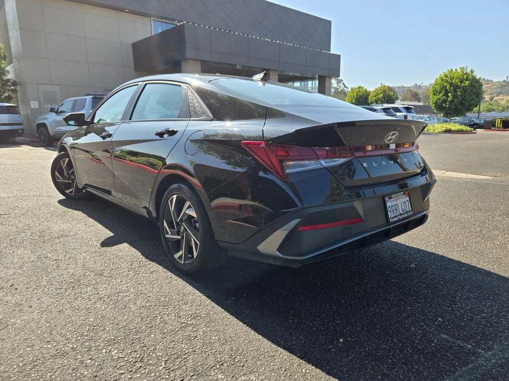 Used 2025 Black Hyundai SEL Sport image 5
