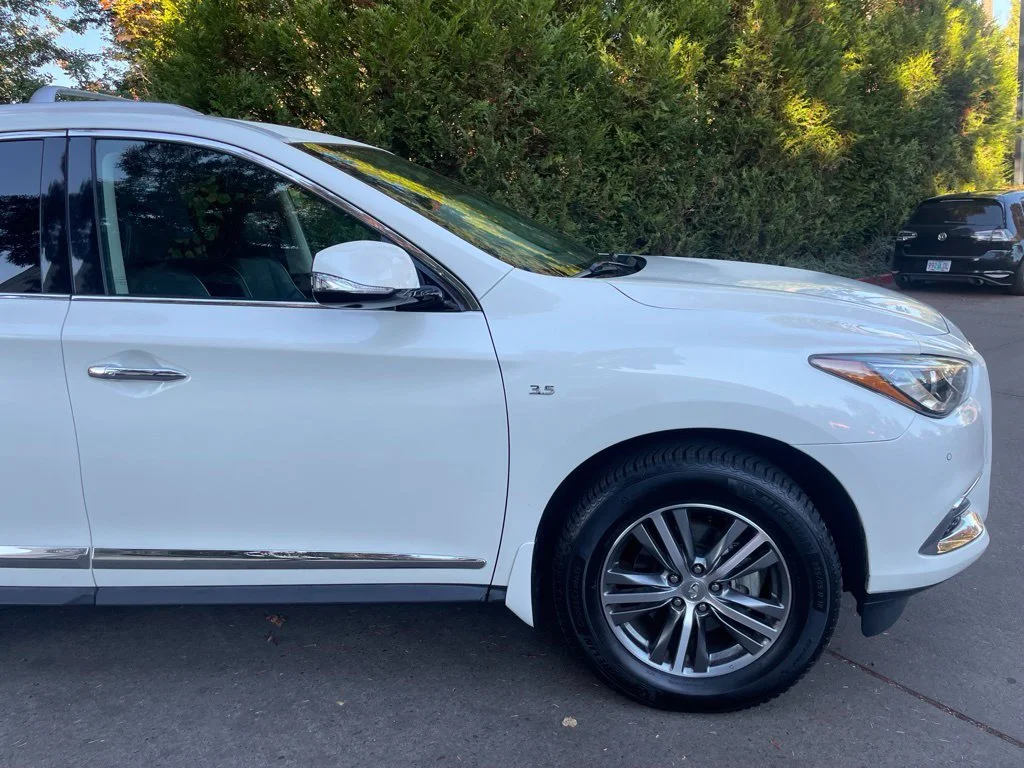 Used 2020 Majestic White INFINITI LUXE image 2