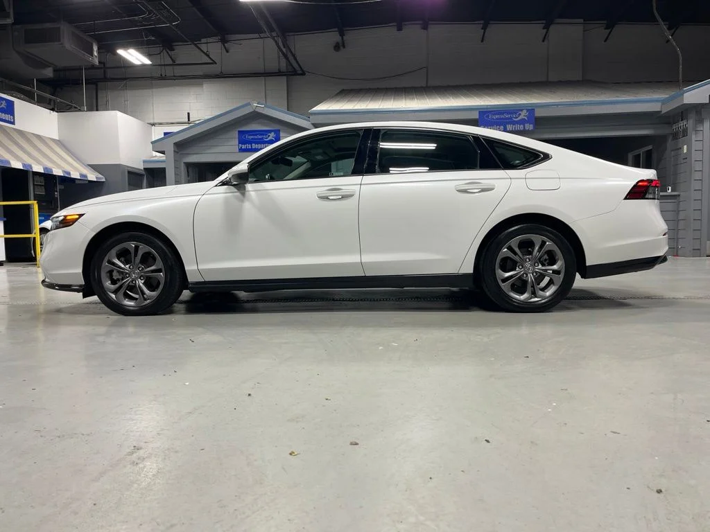 Certified Used 2023 Platinum White Pearl Honda EX-L image 4