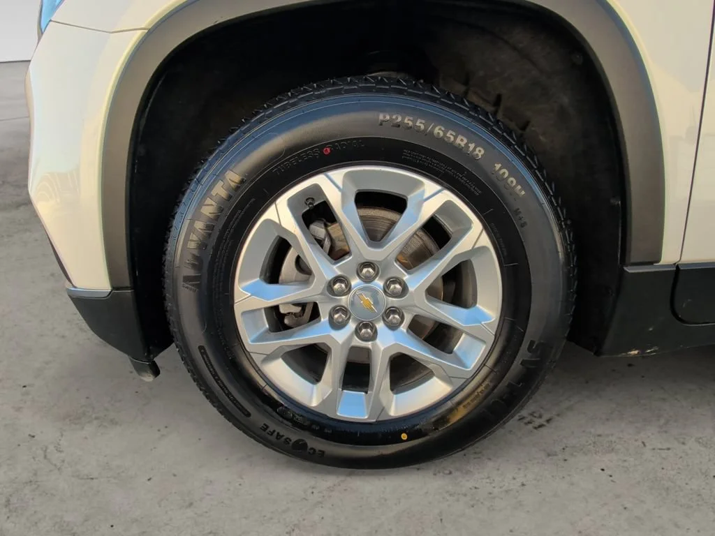 Used 2019 IRIDESCENT PEARL TRICOAT Chevrolet LT Leather image 9