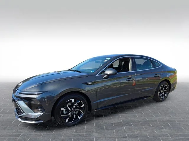 Used 2025 Gray Hyundai SEL image 3