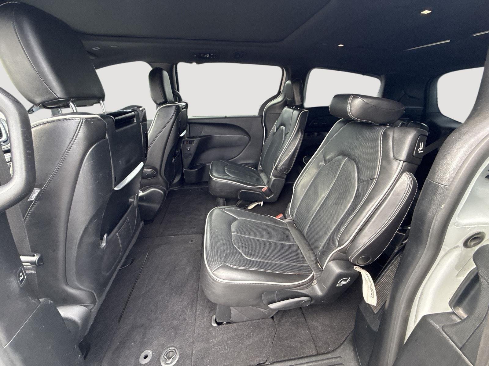 Used 2018 Bright White Clearcoat Chrysler Limited image 5