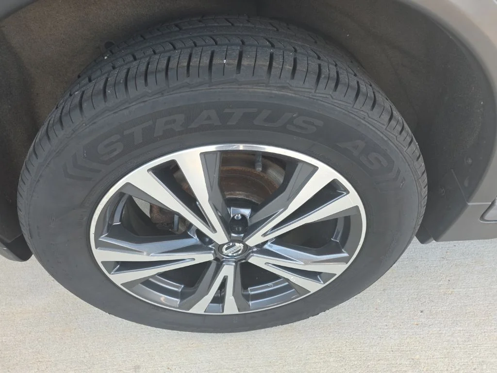 Used 2017 White Nissan SL image 9