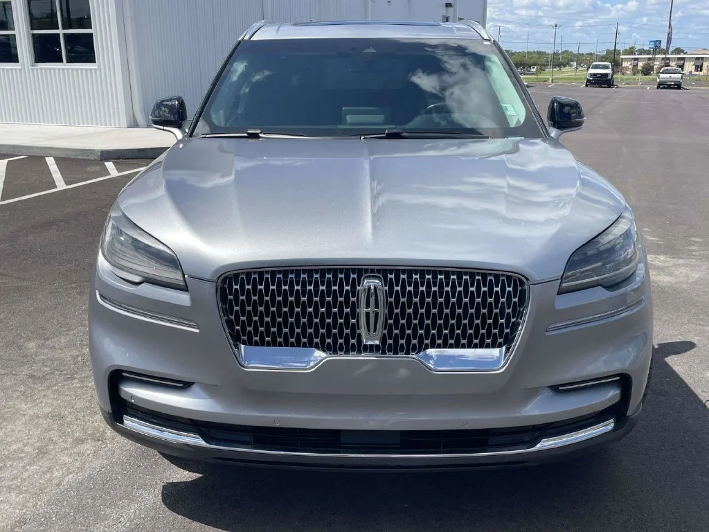 Used 2024 Silver Lincoln Premiere image 8