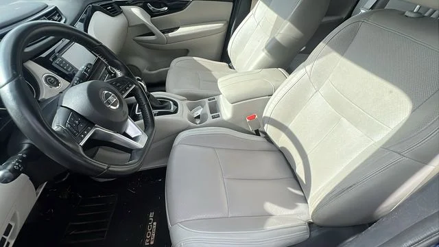 Used 2017 Blue Nissan SL image 18