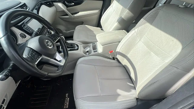 Used 2017 Blue Nissan SL image 18