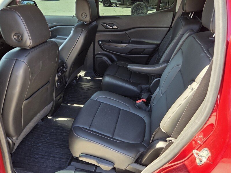 Used 2023 RED GMC FWD 4DR SLT image 9
