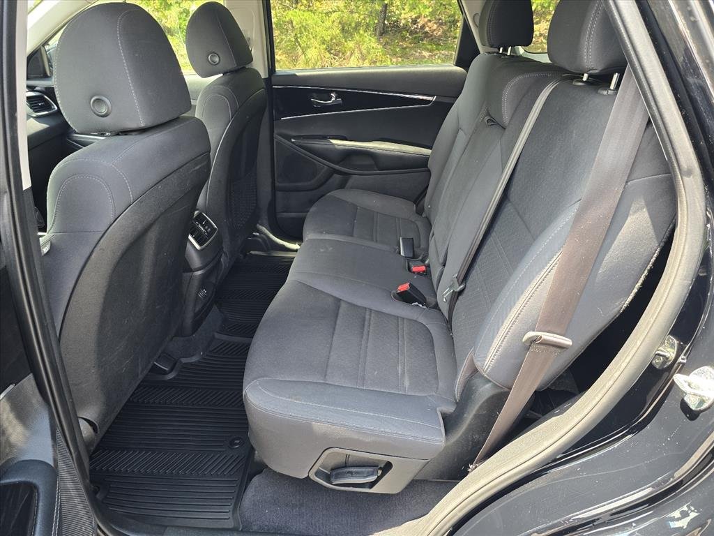 Used 2019 Black Kia L image 12
