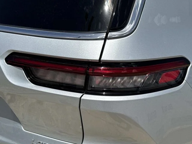 Used 2024 Silver Jeep Laredo image 10