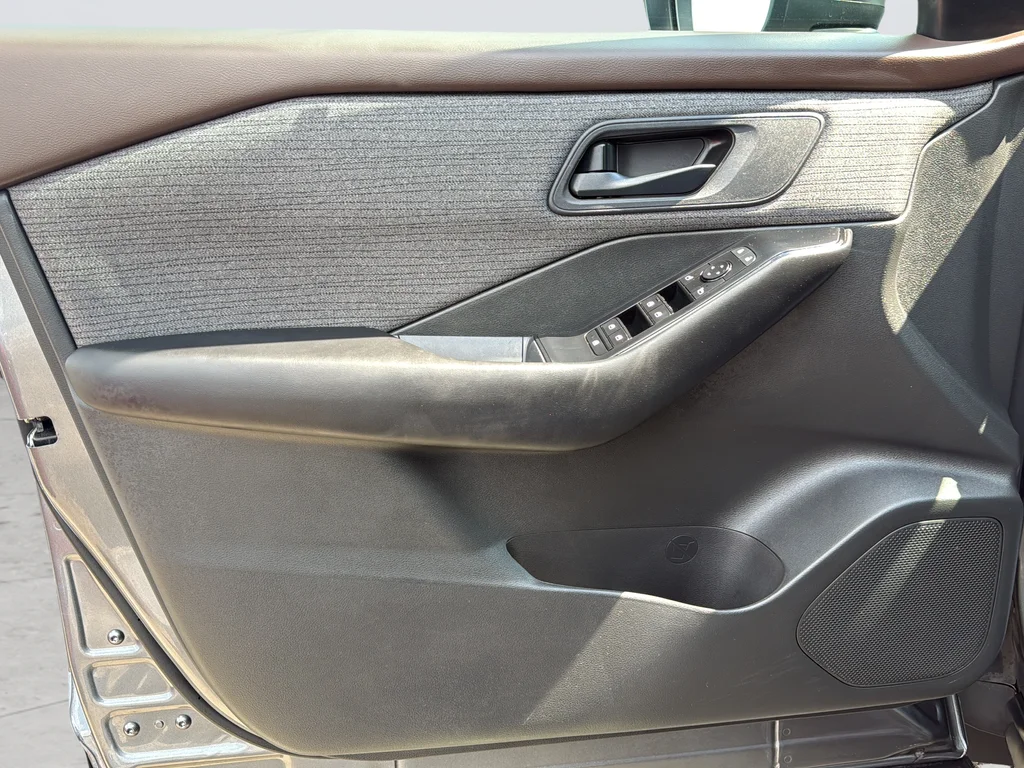 Used 2023 Gray Nissan S image 27