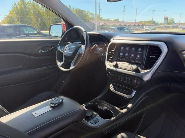 Used 2023 VOLCANIC RED TINTCOAT GMC SLT image 9