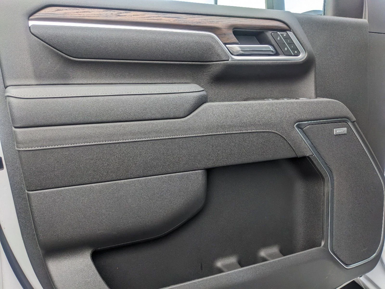 New 2025 White Frost Tricoat GMC SLT image 29