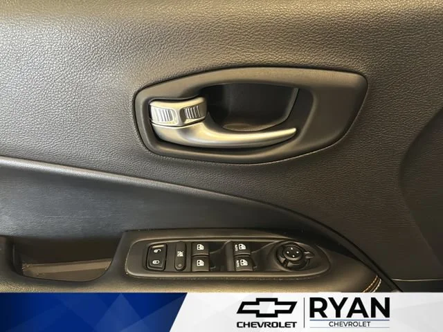 Used 2018 Silver Jeep Latitude image 35