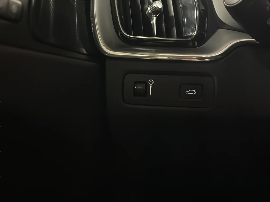 Used 2019 Crystal White Pearl Volvo T5 Momentum image 17
