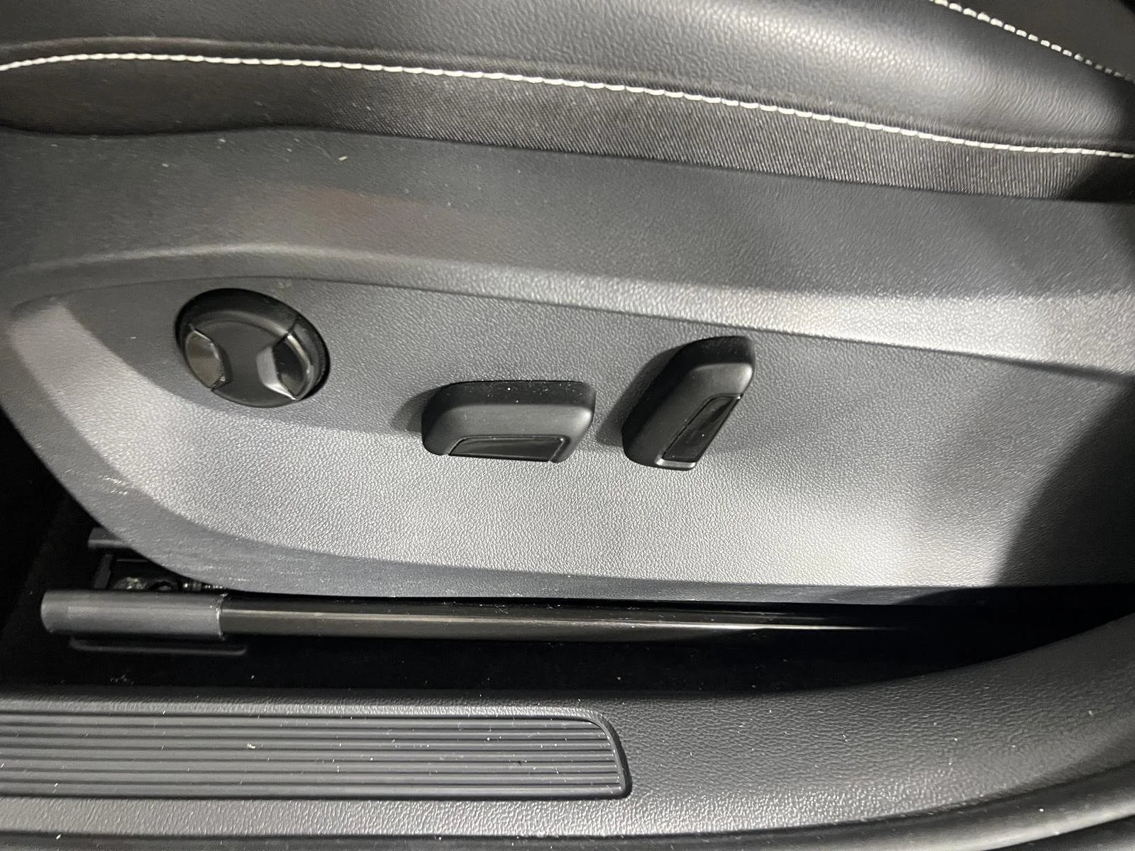 Used 2022 Gy Volkswagen SE image 13