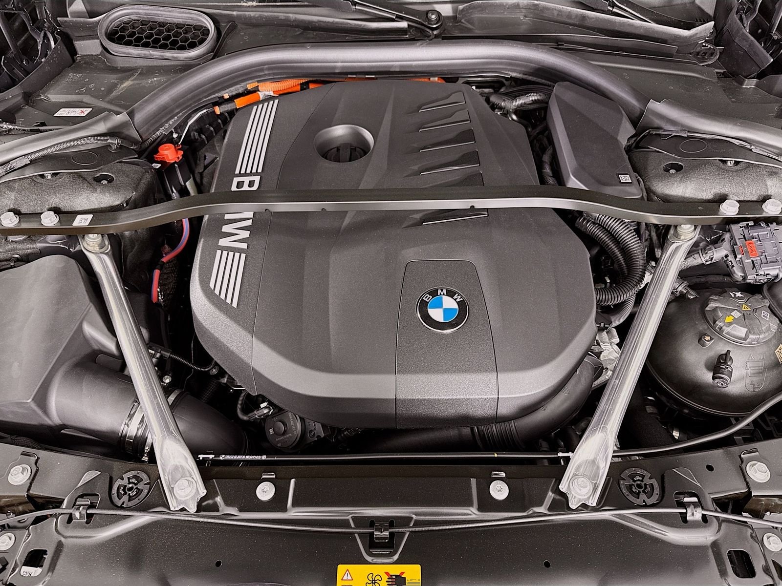 New 2026 Dravit Grey Metallic BMW 750e xDrive image 32