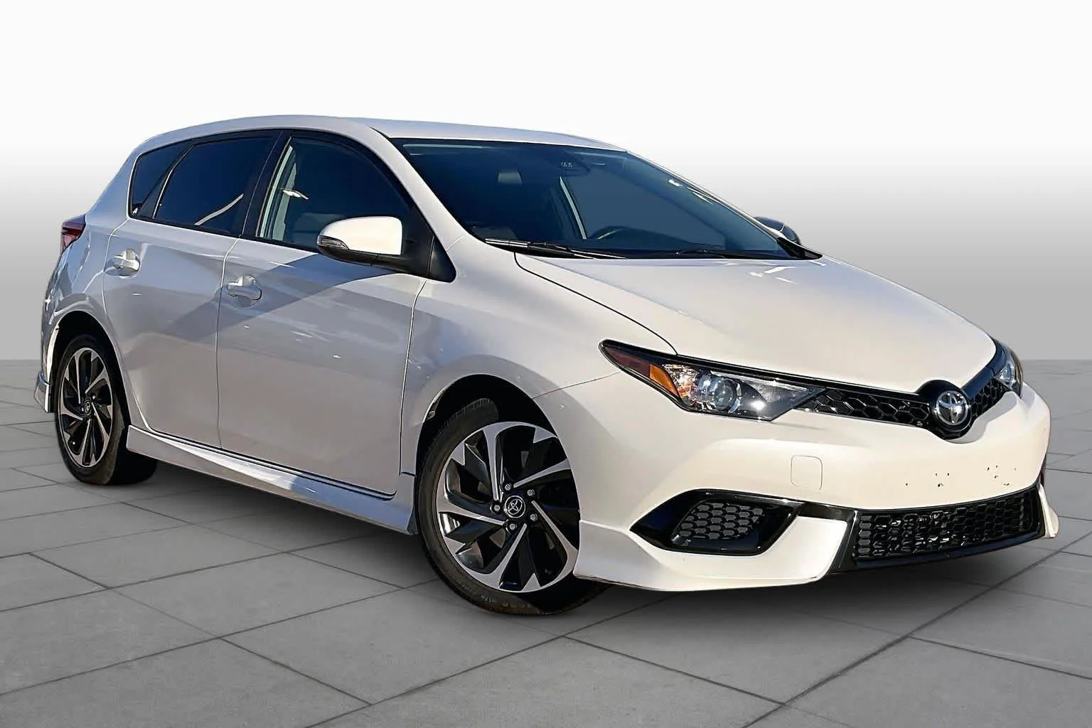 Used 2018 Blizzard Pearl Toyota  image 3