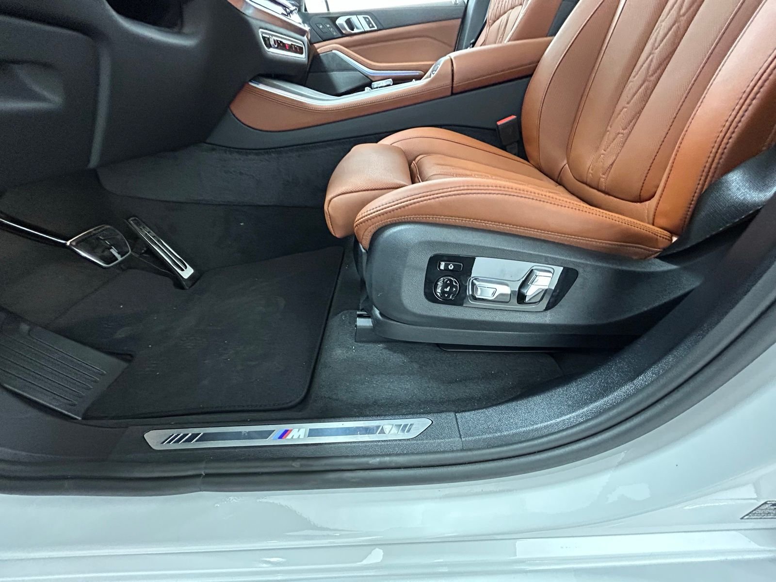 New 2026 Mineral White Metallic BMW xDrive50e image 31