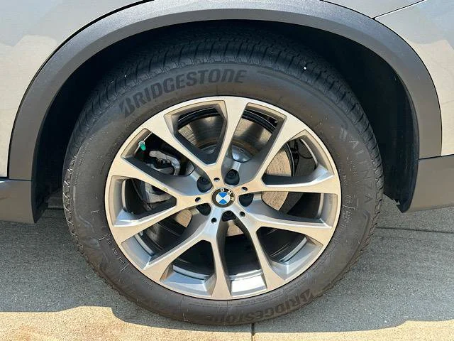 Certified Used 2025 Skyscraper Grey Metallic BMW xDrive40i image 32