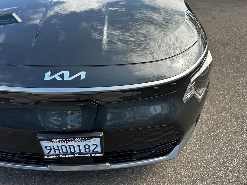 Used 2023 Gray Kia Wind image 5