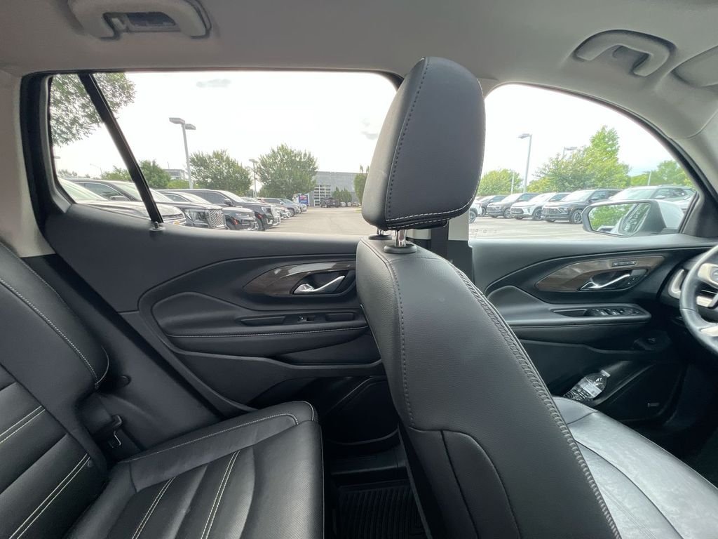 Used 2023 White Frost Tricoat GMC Denali image 13