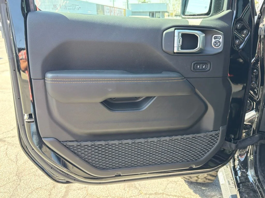 New 2026 Black Clear-Coat Exterior Paint Jeep Sahara image 19