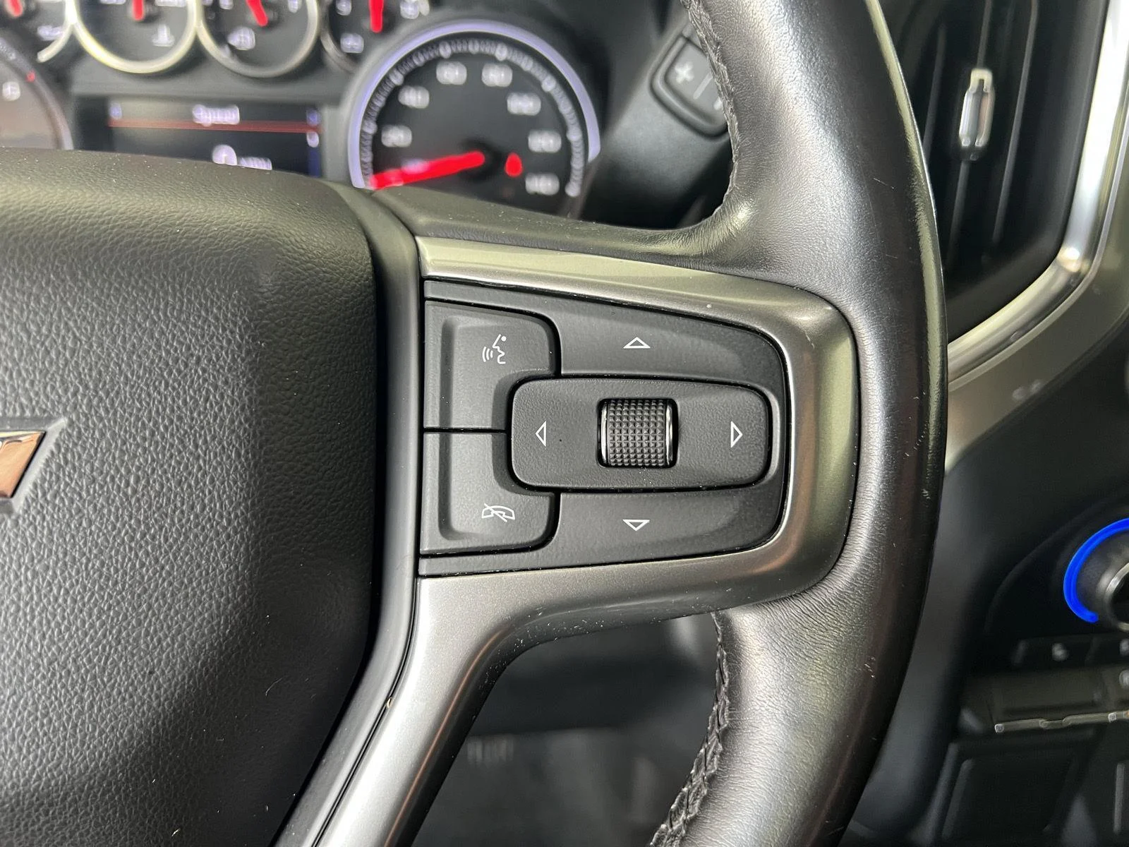 Used 2019 BLACK Chevrolet RST image 12