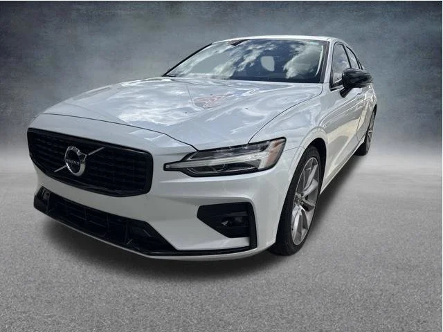 Used 2021 White Volvo T5 Momentum image 2
