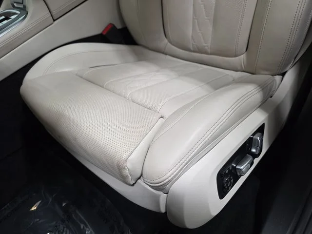 Used 2022 Arctic Gray Metallic BMW xDrive40i image 28