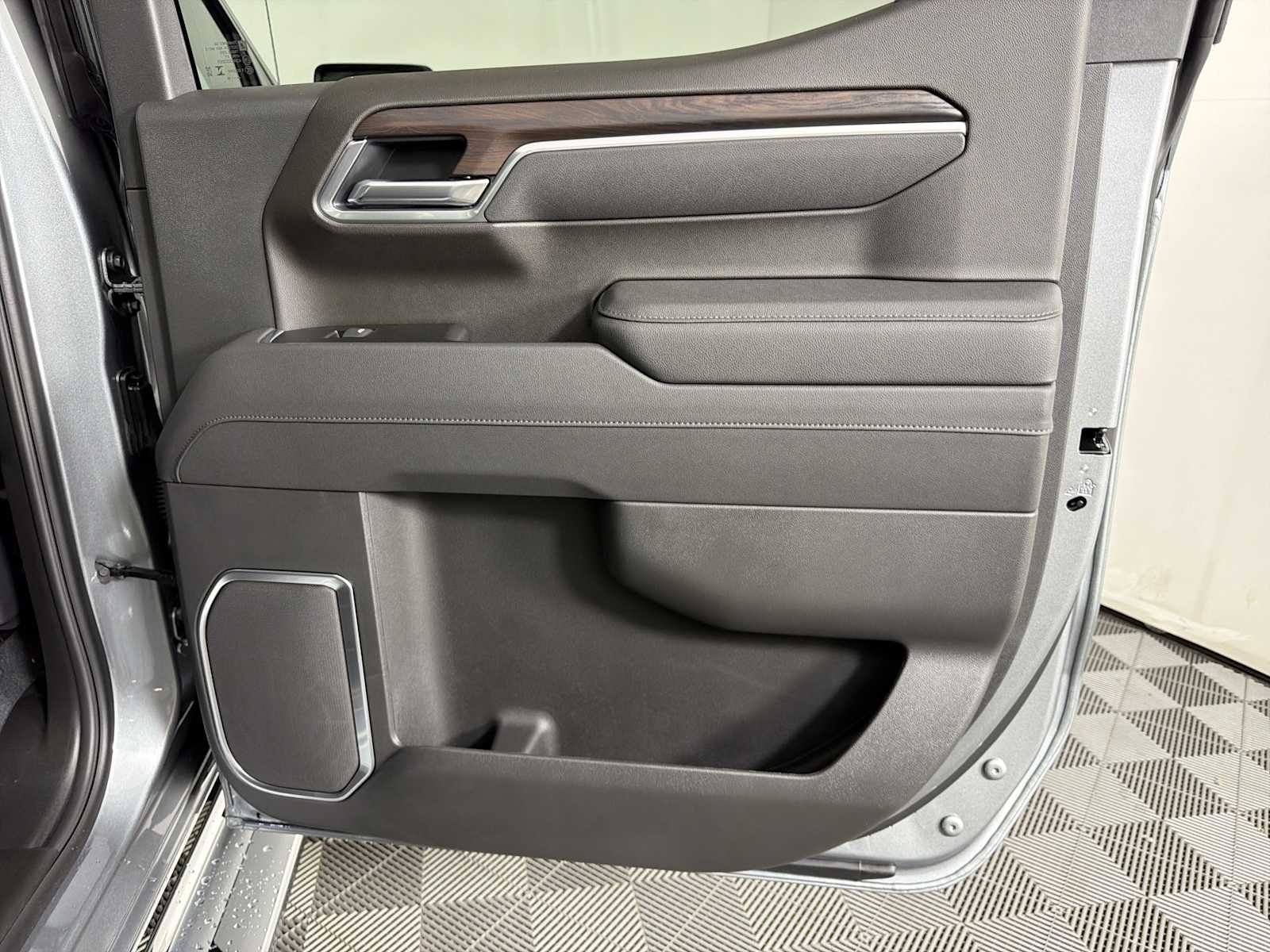 2026 GMC Sierra 1500 SLT - Photo 14