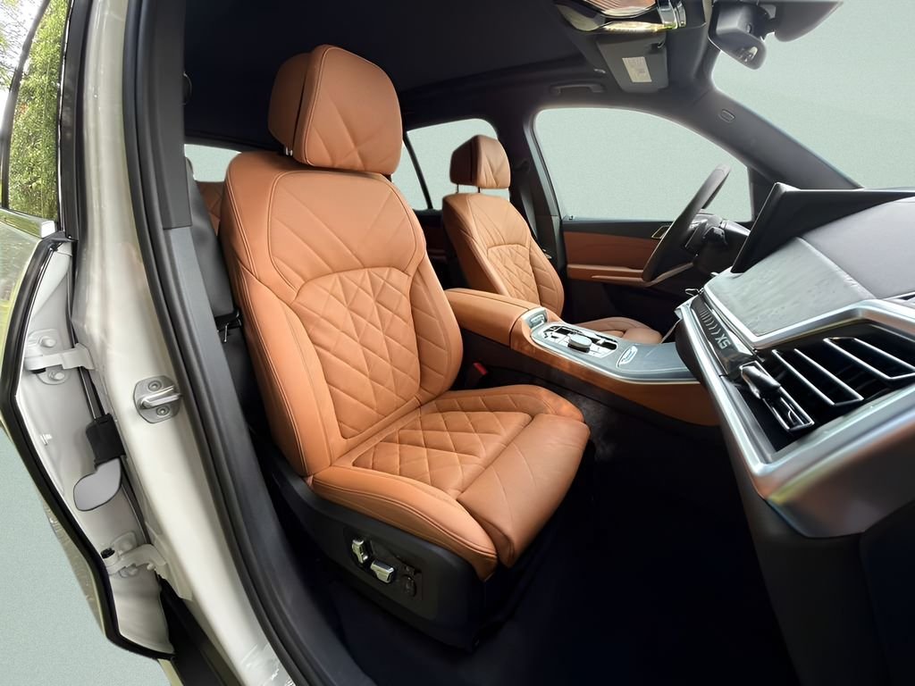 New 2026 Mineral White Metallic BMW xDrive50e image 25