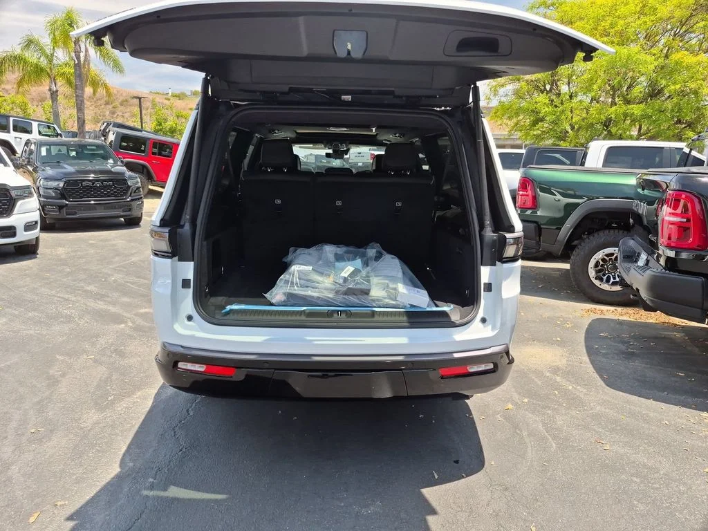 New 2026 Bright White Clear-Coat Exterior Paint Jeep Summit Reserve image 23
