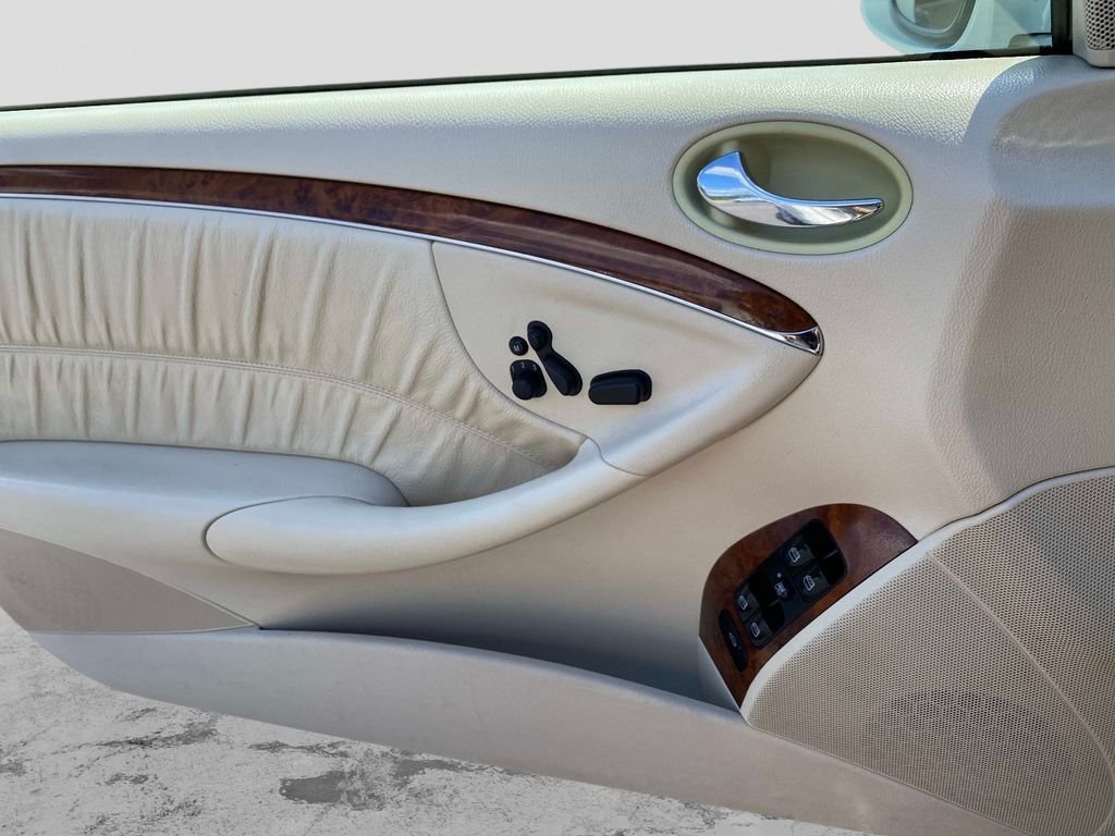 Used 2008 White Mercedes-Benz CLK 350 image 18