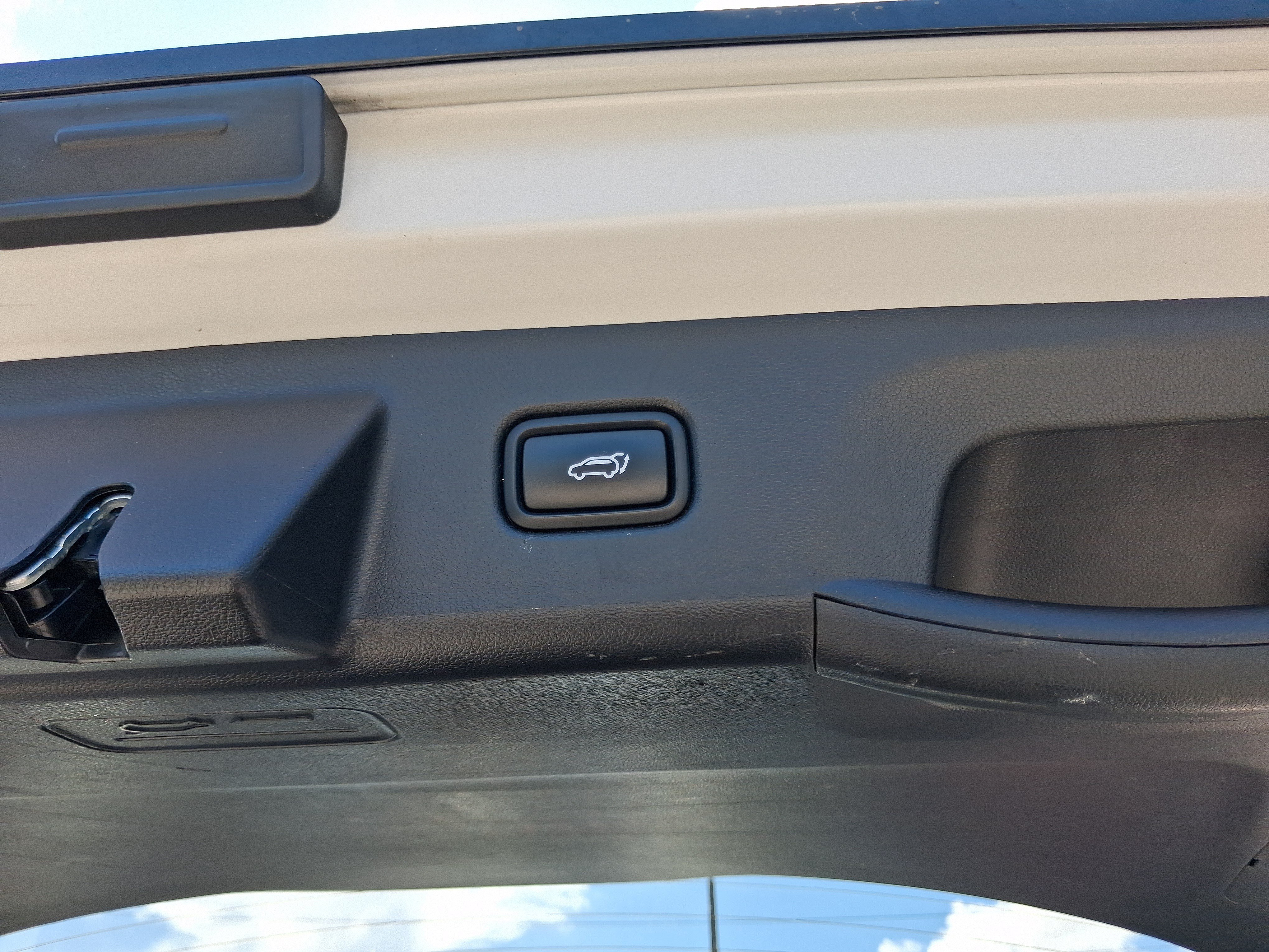 Used 2024 White Hyundai SEL image 6