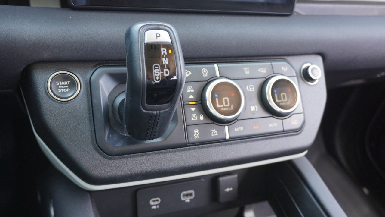 Used 2023 Green Land Rover S image 19