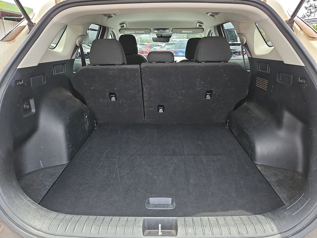 Used 2023 Snow White Pearl Kia LX image 28