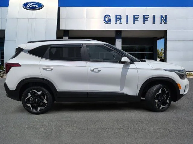 Used 2024 Snow White Pearl Kia EX image 3