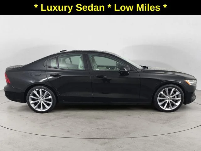 Used 2019 Black / Stone Volvo T5 Momentum image 4