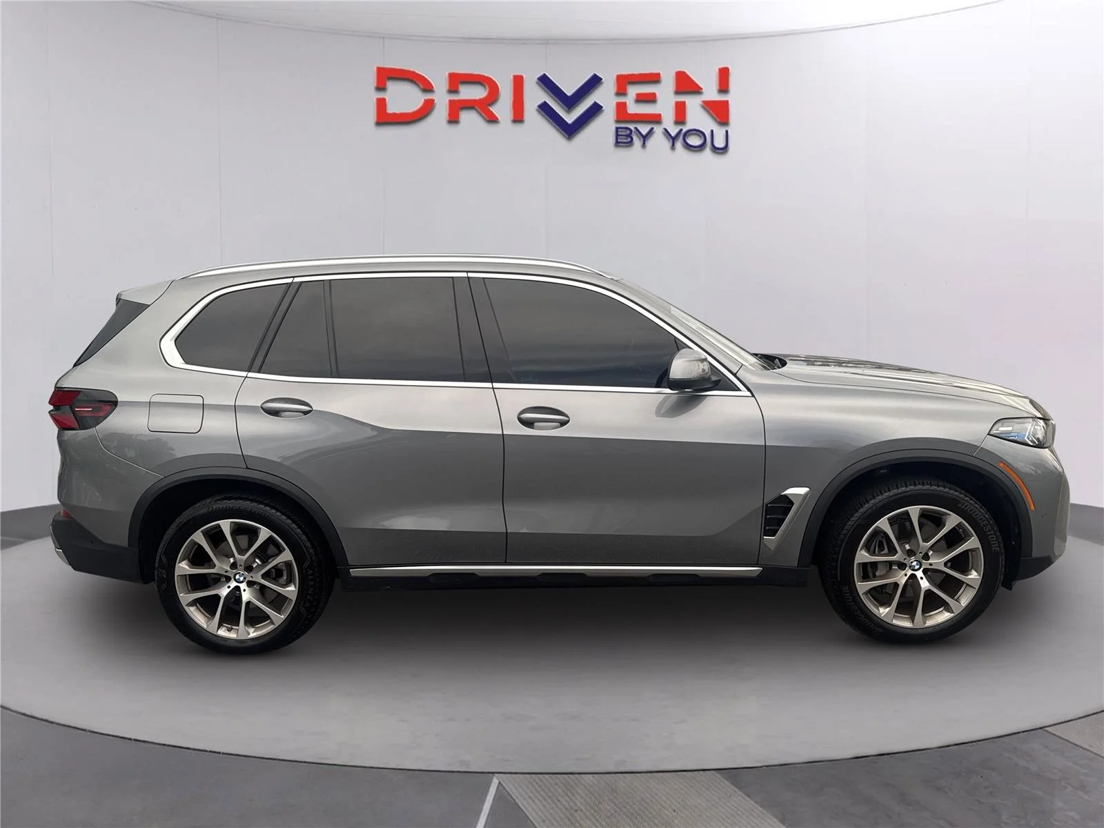 Used 2026 Skyscraper Grey Metallic BMW sDrive40i image 3