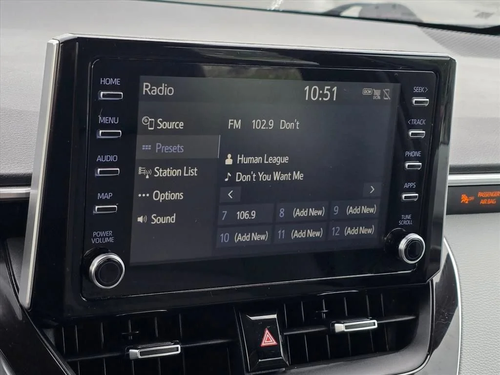 Used 2020  Toyota SE image 4